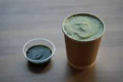 米こうじとクロレラを主成分とする「グリーンラテ」（スペースシードホールディングス提供）