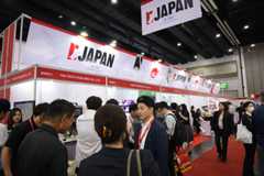 「メタレックス2025」のジェトロ・パビリオン。手前が「製造業ＤＸ」特設ブース（一部）＝19日、バンコク（ＮＮＡ撮影）