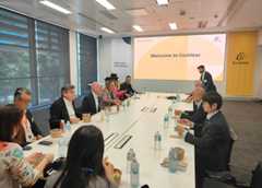 鈴木大使（右列中央）がコクレア幹部と日本での人工内耳普及について意見交換（ＮＮＡ撮影）