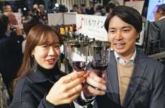 「ボージョレ・ヌーボー」が解禁され、ワイン専門店で乾杯する人たち＝20日午前０時２分、東京・銀座（共同）