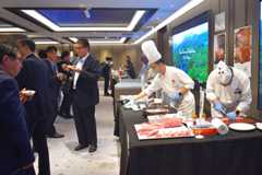 福島牛の新ブランド「福粕花」のステーキが試食で振る舞われ、来場者が舌鼓を打った＝20日、湾仔（ＮＮＡ撮影）