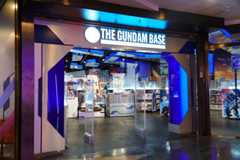 上海市浦東新区に設けられたガンダムベース＝27日、上海市