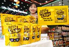 コリアセブンは半導体大手ＳＫハイニックスとのコラボ商品「ＨＢＭチップ」を発売（同社提供）