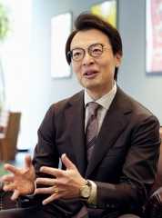 インタビューに応じるアマゾンジャパンのジャスパー・チャン社長＝19日、東京都目黒区（共同）