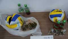 ドローンで投下されたバレーボール。中からウイスキーとビンロウが見つかった（中央通信社）