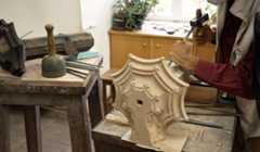 Tailleur de pierre en train de terminer une pièce.