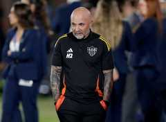 Sampaoli y su bronca por haber perdido con Lanús: "El rival no inquietó nunca" y se sacó la medalla en la premiación