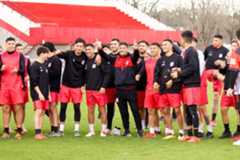 Santiago Fredes junto al plantel de Luján (Foto: Prensa Luján)