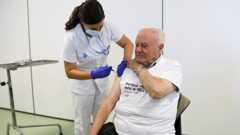 Una infermera administra una vacuna a un home al CAP Bordeta Magraners de Lleida.