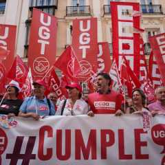 Varias personas durante una concentración de CCOO y UGT por los incumplimientos del gobierno con los funcionarios.