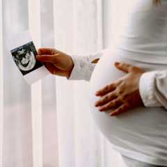 Una dona embarassada amb una ecografia a la mà.