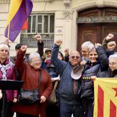 Represaliats del franquisme durant la commemoració dels 50 anys de la mort de Franco davant la Prefactura de Policia Nacional de Via Laietana.