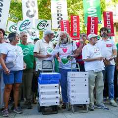 Representantes de las Mareas Blancas con las firmas, el pasado 2 de septiembre.