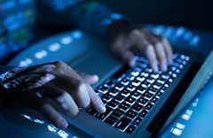 Mãos digitando em um teclado.