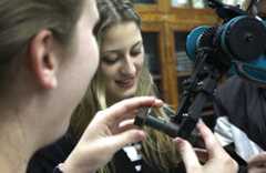 Duas garotas manuseando um componente