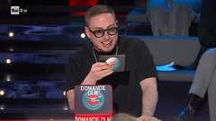 Il gioco della bottiglia hot con Max Felicitas - Obbligo o Verità - 31/03/2025 - RaiPlay