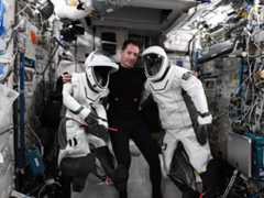 Essai des scaphandres de vol avant le retour On a essayé nos scaphandres une dernière fois avant le retour, pour une ultime vérification. Il y a une légende urbaine qui raconte l’histoire d’un astronaute qui ne rentrait plus dans sa combinaison après avoir abusé de la musculation pendant ses 6 mois de mission, et non ce n’était pas moi en 2017 💪 Pas forcément facile à enfiler, mais on s’entraide. 😁