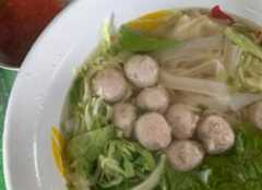 ข้าวซอย ไทเขิน มีลูกชิ้น ผัก เส้น ในถ้วย