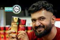 GISNEVERN menunjukkan teh masala dan susu kunyit dalam tin. Foto Bernama