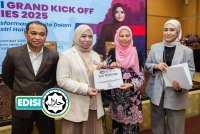 NORAINI (dua dari kanan) menyampaikan sijil penyertaan kepada Rozini Abdul Rahman (dua, kiri) pada Majlis Perasmian Penutup Women in Halal Industry (WHI) di Menara Dato Onn baru-baru ini. Foto Bernama