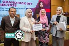 NORAINI (dua dari kanan) menyampaikan sijil penyertaan kepada Rozini Abdul Rahman (dua, kiri) pada Majlis Perasmian Penutup Women in Halal Industry (WHI) di Menara Dato Onn baru-baru ini. Foto Bernama