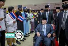 TUANKU Syed Sirajuddin Jamalullail berkenan beramah mesra bersama warga UniSIRAJ pada Majlis Pemasyhuran UniSIRAJ baru-baru ini. Foto Bernama