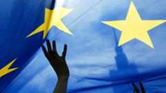 Un drapeau de l'Union européenne à Varsovie le 15 mai 2005, REUTERS/Katarina Stoltz