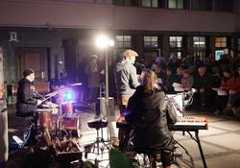 Beim ersten Weihnachtsliedersingen