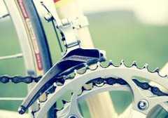 Fahrradreifen und -speiche vor grünem Hintergrund