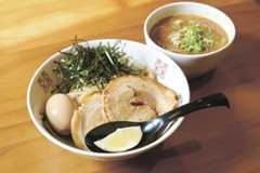 つけ麺ヤー(上板町)　牛スジと魚介豚骨の濃厚なつけ汁が小麦香る太麺にからみつく