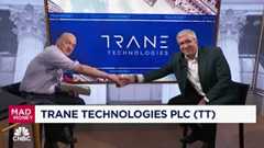 Dave Regnery shaking hands with Jim Cramer