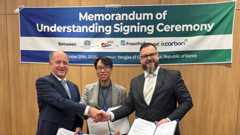 Drei Männer stehen nebeneinander und halten Dokumente in den Händen.