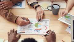 Imagen mujer, con las letras Estrategia UAM 2025