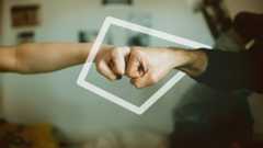 foto de dos puños chocándose para saludar