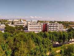 imagen de un edificio de la universidad desde el aire