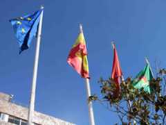 Banderas alzadas frente al edificio del rectorado