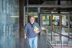 profesor sale de la Biblioteca de Humanidades