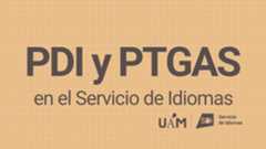 Imagen de un escritorio con un ordenador, bote de lápices, cuaderno, etcétera.