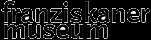 Das Bild zeigt das Logo des Franziskaner Museums. Der Schriftzug ist klar und modern gestaltet, mit dem Wort "franziskaner" in kleinerer Schrift und "museum" in größerer Schrift.