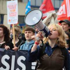 Le 5 novembre 2021 à Glasgow, en Écosse, des personnes prennent part à une manifestation en faveur de l'action climatique, organisée par de jeunes militants en marge de la Conférence des Nations unies sur le changement climatique de 2021 (COP26)© UNICEF/UN0547129/Elwyn-Jones
