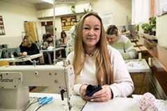 Yaroslava vor einer Nähmaschine