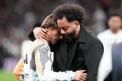 Madrid: Emotivan zagrljaj kapetana Reala Luke Modrića i Marcela koji se oprostio od nogometa