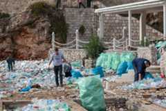 Dubrovnik: Čišćenje gradske plaže Banje od smeća i plastike nanesenih jugom