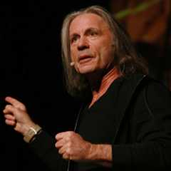 Bruce Dickinson Keynote Puhuja Pitämässä puhetta