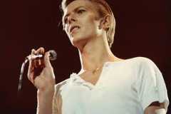 Udarci pankera na Bouvija