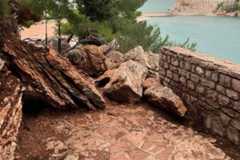 Sveti Stefan: Odronilo se brdo, zatrpana pješačka staza