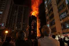 Íbúar fylgjast með eldhafinu í Hong Kong.