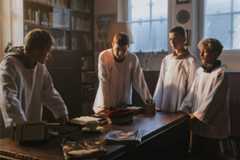 Film „Ministranci” o chłopcach pomagających innym daje widzom nadzieję