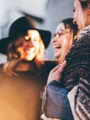 Śmiejący się studenci