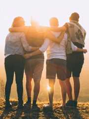 4 studentów trzymających się za ramiona